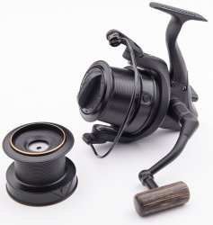 WYCHWOOD Riot Black Reel