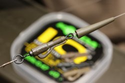 Korda Dark Matter Hybrid Leader